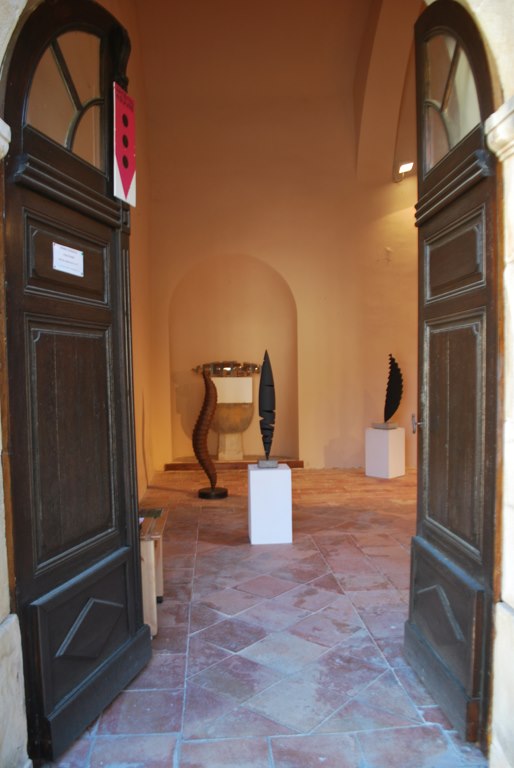 Eglise-de-Serres-Exposition-Artistes-a-suivre-artiste-sculpteur-contemporain-Felix-Valdelievre